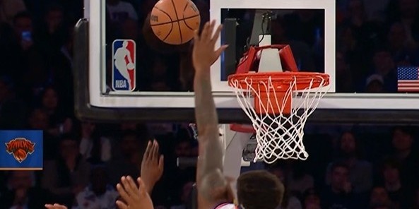 候个正着！哈登突破左手上篮被米切尔·罗宾逊钉板大帽