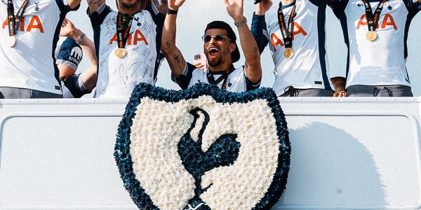 😎热刺夺冠游行图集：孙哥头戴墨镜，谁也不爱！