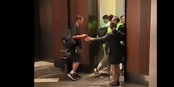 新葡萄8883官网AMG-从门外追到电梯！国安核心与球迷冲突，事后重新见面，相互道歉