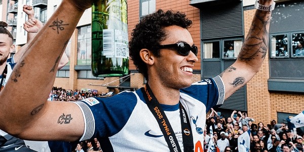 😎热刺夺冠游行图集：孙哥头戴墨镜，谁也不爱！