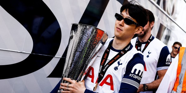 😎热刺夺冠游行图集：孙哥头戴墨镜，谁也不爱！