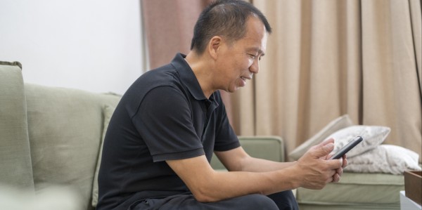 退休旅行顺道看望了几位老同学，我才发现：43年的同学情也淡如水