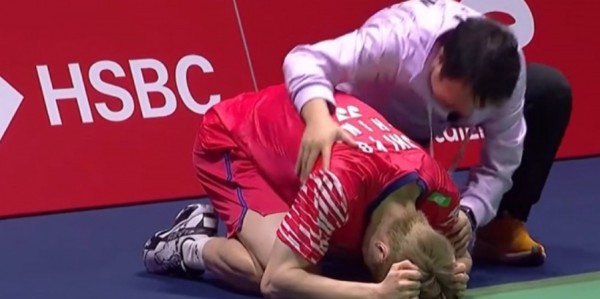 新葡萄8883官网AMG-石宇奇夺冠颁奖！赛后喜极而泣，颁奖展喜悦，手握金牌独享颁奖台