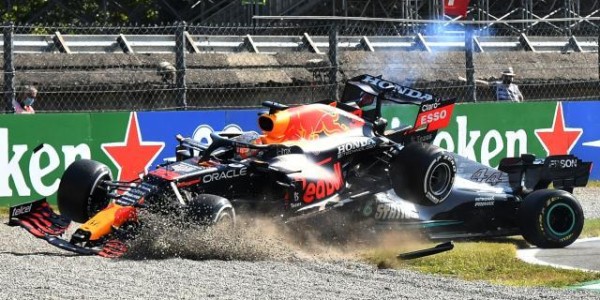 新葡萄8883官网AMG-赛道上的突破常规引争议 维斯塔潘才华与争议并存