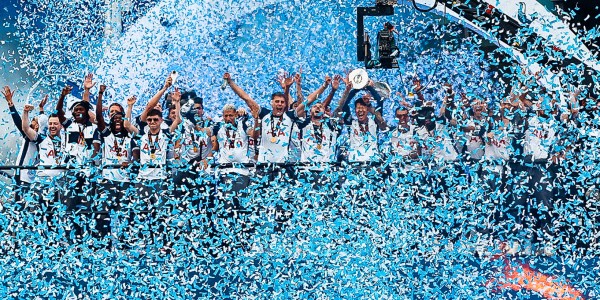 😎热刺夺冠游行图集：孙哥头戴墨镜，谁也不爱！