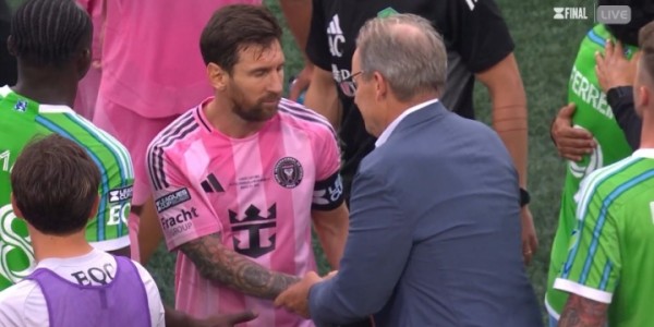 新葡萄8883官网AMG-和为贵🤝梅西输球后未参与冲突，与对手主帅球员友好握手交流