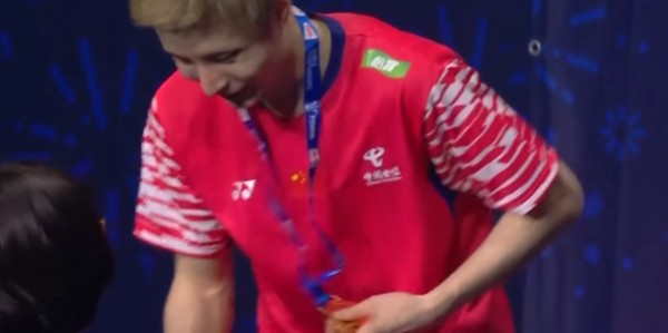 新葡萄8883官网AMG-石宇奇夺冠颁奖！赛后喜极而泣，颁奖展喜悦，手握金牌独享颁奖台